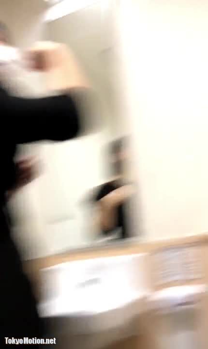 スマホ個人撮影 デート中かな？トイレで清楚系娘がフェラ→顔や服に暴発射精されて涙目ww