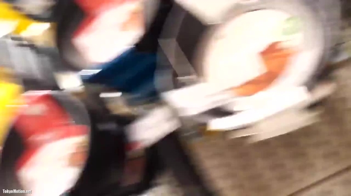 スマホ個人撮影 買い物するふりしてミニスカ店員の白パン逆さ撮り盗撮…！