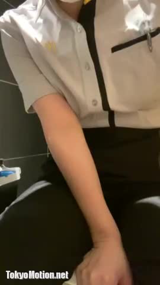 スマホ個人撮影 マ◯クバイトの休憩中にムラムラしたので店内トイレでオナニーする美乳娘…。