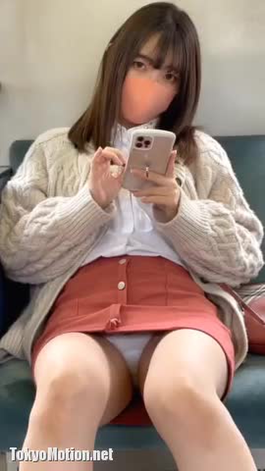 スマホ個人撮影 ラッキースケベ☆電車内でめっちゃ対面パンチラ見せてくる美少女いた…w