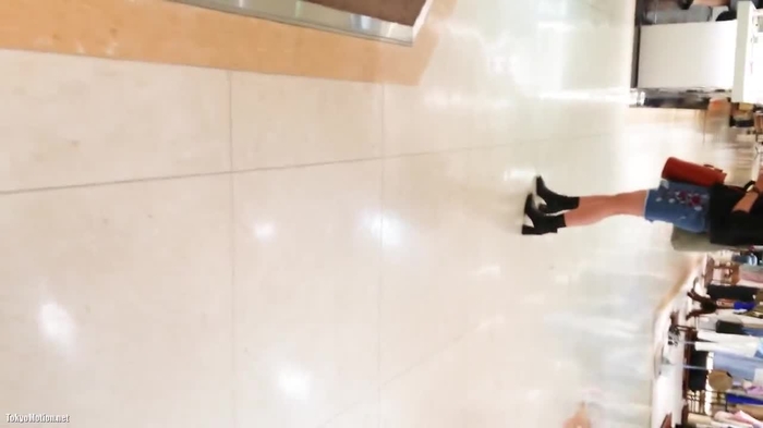 高画質パンチラ世界001 デニミニJDちゃんのぴったり白パン