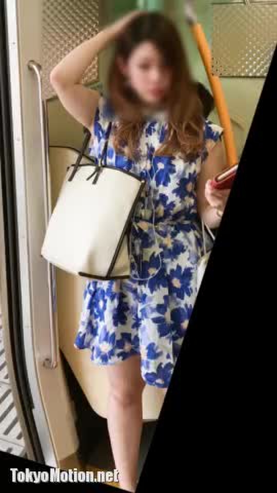 超絶美人ギャルのスケスケパンツの尻の割れ目を接写