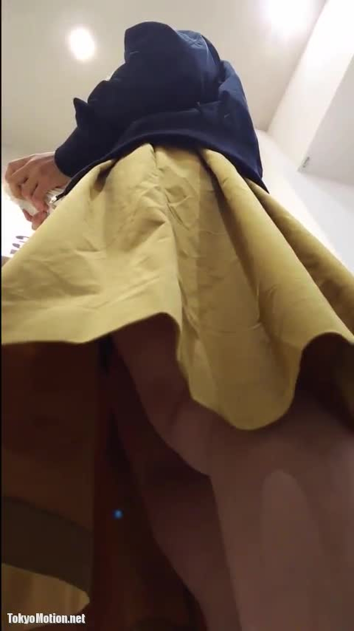 【アヒルの980円均一】パンチラ盗撮 制服女子 ミニスカ 店員 水色水玉パンツ編