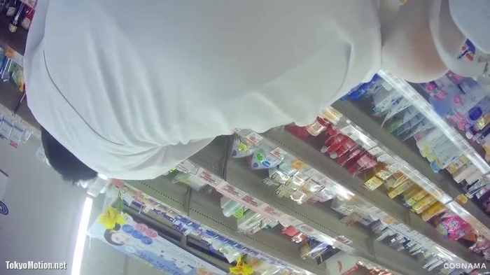 【白衣のパンチラ】ドラッグストア店員の接客パンチラをローアングルから撮影してきた