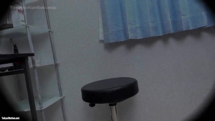 スマホ個人撮影 美容皮膚科でカウンセリングしてくれる剛毛看護師のエロ下着を盗撮…！