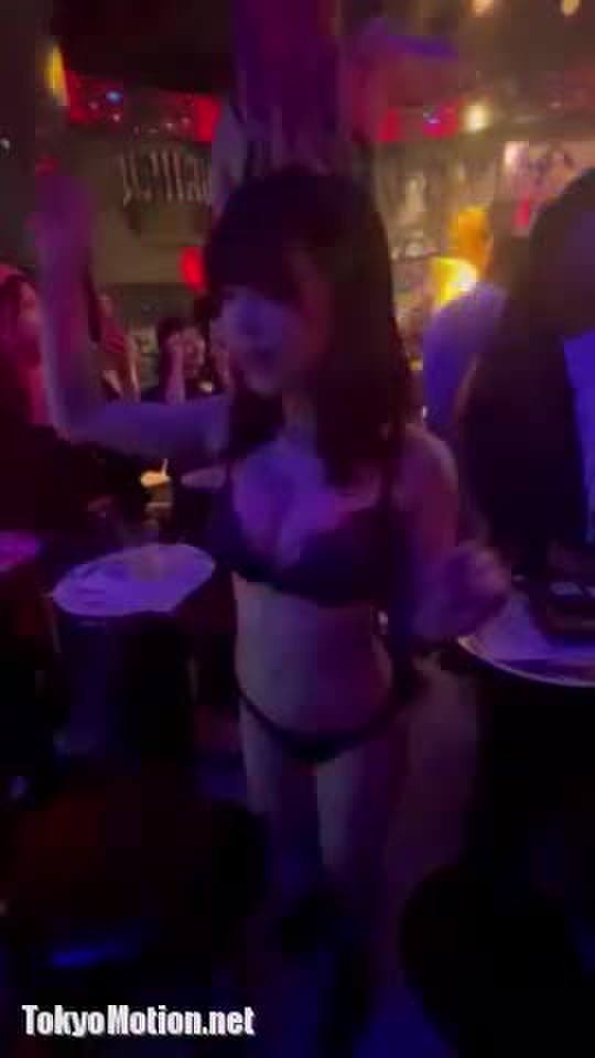 スマホ個人撮影 愛嬌ある可愛い娘がクラブで巨乳揺らしまくりなノリノリショーダンス動画…！