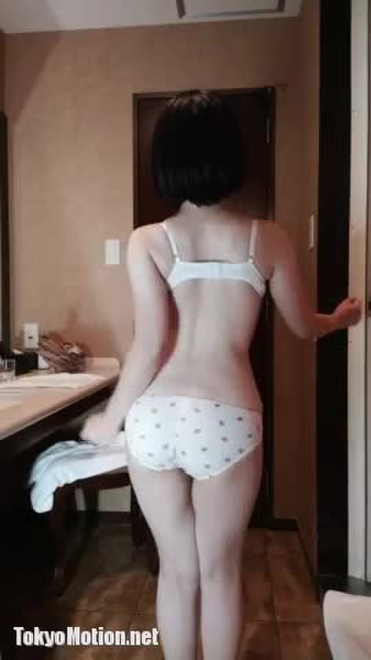 スマホ個人撮影 クネクネダンスおどる変態娘がお風呂場で放尿＆アナル全開で物突っ込んでる様子を自撮り…！