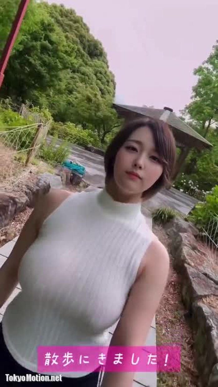 スマホ個人撮影 乳首透けるグラドル風美女が自然の中ノーブラで爆乳揺らしながらお散歩自撮り、、