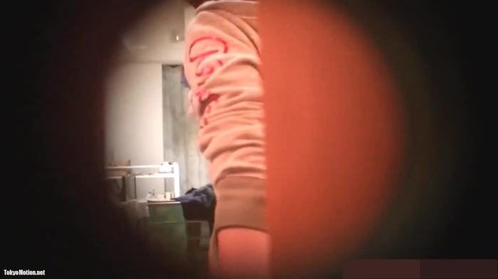【盗撮動画】危険！大学女子寮リバースドアスコープ映像！可愛い娘の貴重な真正面美乳ショットを収録