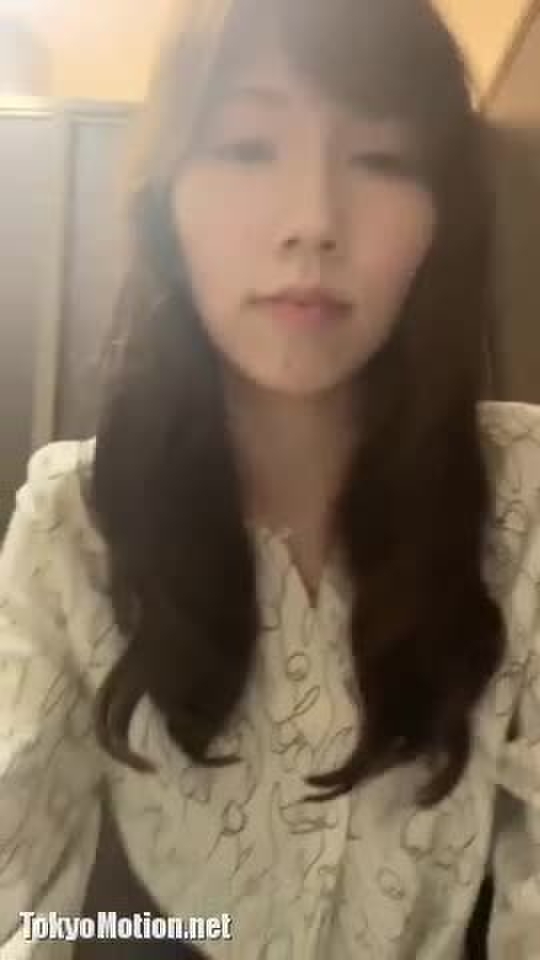 スマホ個人撮影 人の気配ある施設トイレで色気ある巨乳お姉さんが放尿シーン自撮り、、