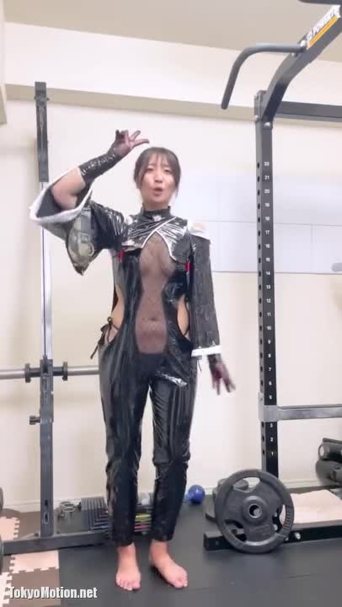 筋トレ女子がNIKKEのサクラのコスプレでダンス