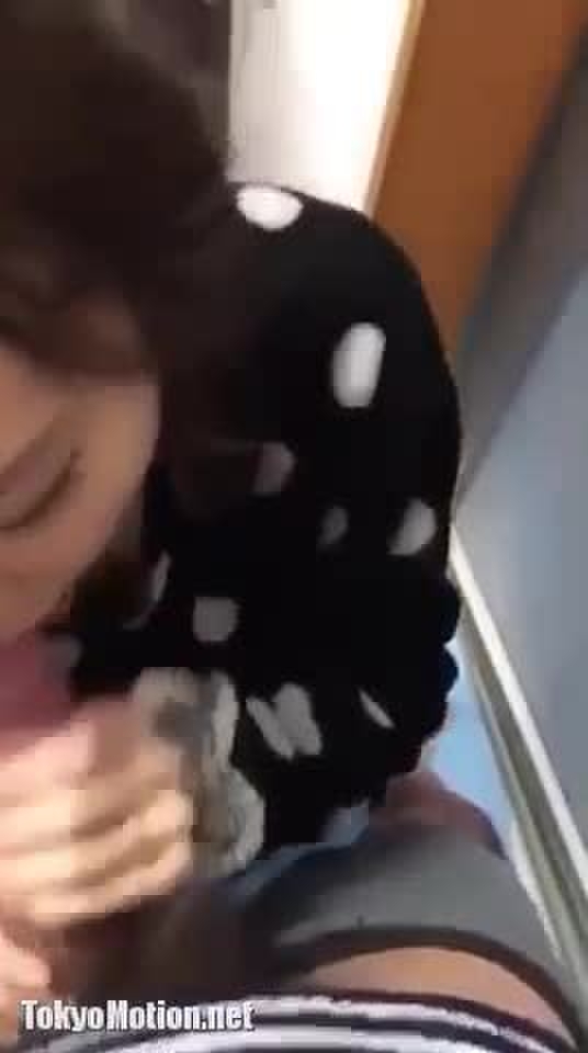 スマホ個人撮影 生活感あるなぁ、、洗面所でメイクバッチリ美人妻の手コキ口射ごっくん♪