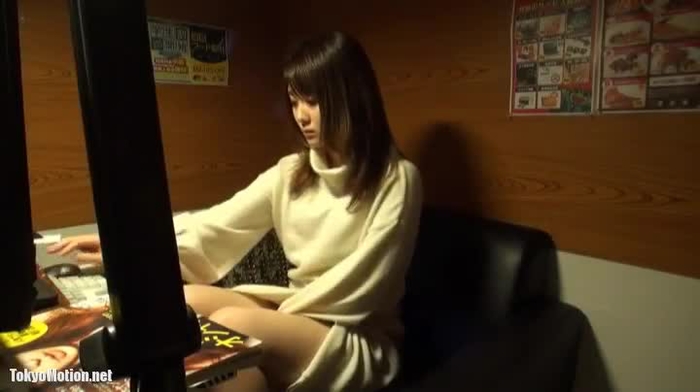 美女がネットカフェの個室でエロ動画ガン見しながらオナニーする姿を盗撮！一度オナニーをやめて拭いた後なのにまたすぐにムラッと来てオナニーを再開し、おかわり絶頂するほどの性欲激強女！
