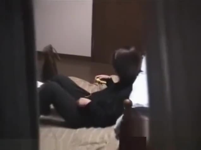 【盗撮動画】他人宅無断覗き動画！愛用のローターでクリオナに浸る10代ギャルをカーテンの隙間から視姦