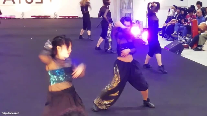 スマホ個人撮影 乳首が…！！ダンス中にポロリしちゃってる美人ダンサー’sのハプニング動画。 1