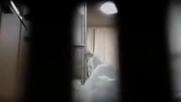 【盗撮動画】ドアポストの隙間から覗き撮りされた美乳JDの美しいスレンダーボディと剛毛