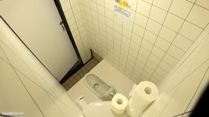 性に目覚めたてのJKはオナニーを我慢できない！公衆トイレでおしっこついでに始まる高速クリ擦りからの全力アクメを盗撮！