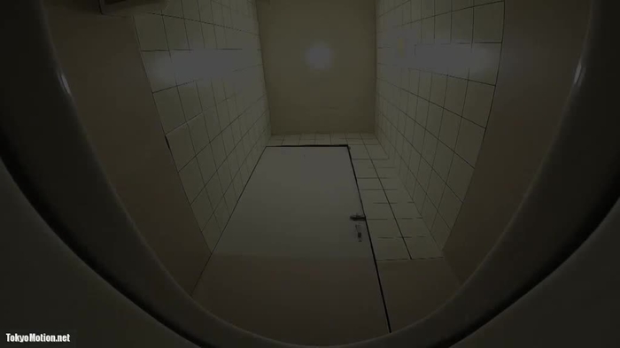 悩みに悩んで結局性欲に敗北！帰宅まで我慢できないJKのトイレオナニー盗撮！