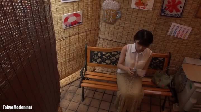 ギャル系美女が海の家の更衣室で本気オナニー！着替えついでに必死の形相であそこをいじり、仰け反り絶頂！
