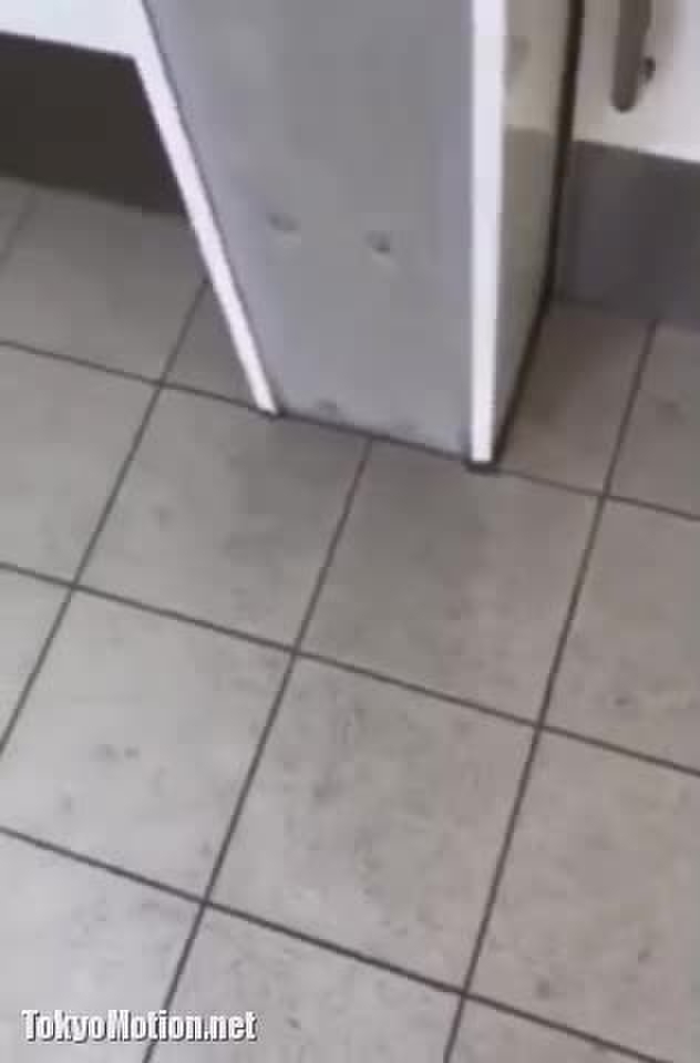 スマホ個人撮影 「あっ、、すいません」公衆トイレでオシッコ→思いッきり見られて焦ってる清楚系色白娘ww