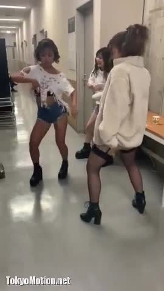 スマホ個人撮影 陽気なショートパンツギャルがダンス練習で半ケツ突き出して腰振るおふざけ動画…w