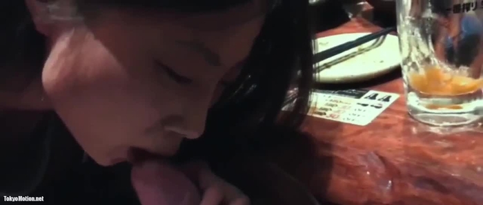 スマホ個人撮影 ガヤガヤする居酒屋で美味しそうにフェラする彼女w