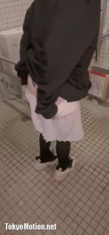 スマホ個人撮影 「マジやったわ、、」ド天然Tバックギャルが公衆トイレでお漏らし現場一部始終…ww