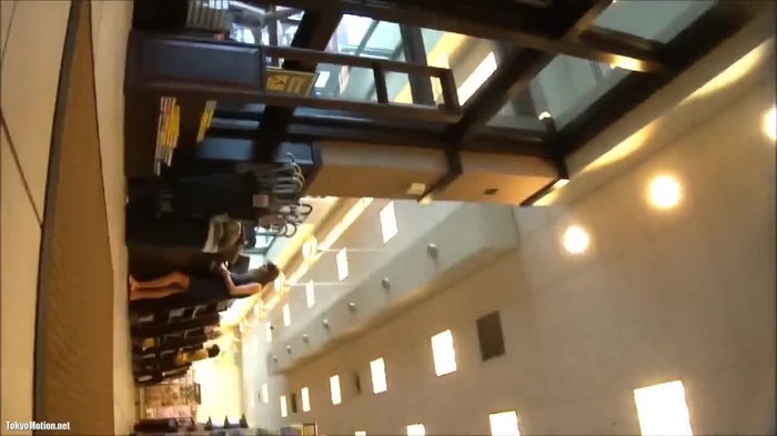 外国人Tバック逆さ