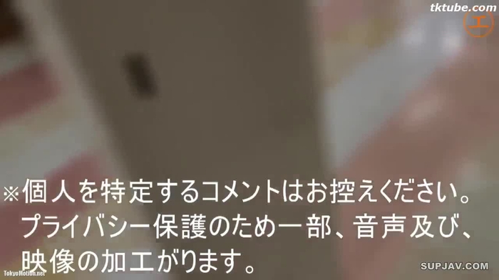 スマホ個人撮影 隣室から様子をうかがうお子さんを尻目にパコられる若妻に中出し！
