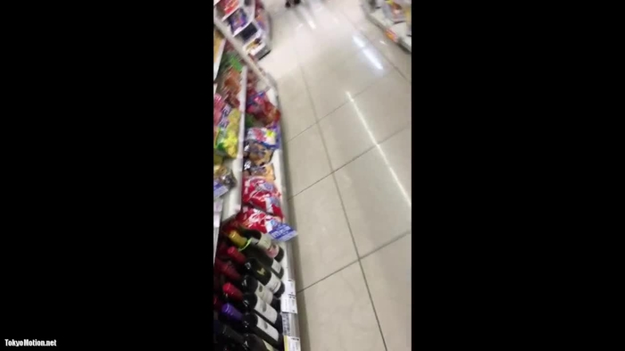 白パンツのくいこみおねえさん