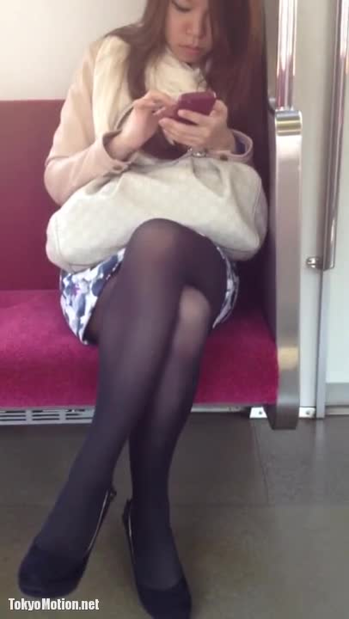 盗撮 街撮り 【電車対面】ヤバすぎ黒タイツ美脚-1