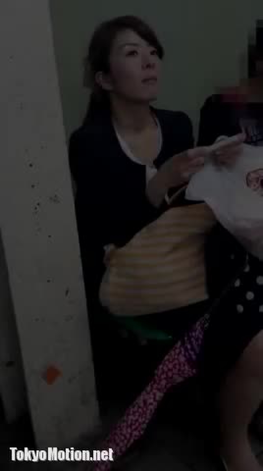 盗撮 逆さ撮り パンチラ お姉さんをスカートめくりでパンティ丸見え！！Part10