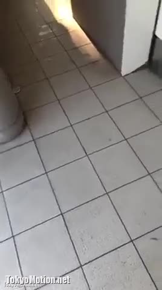 スマホ個人撮影 「すいません・・」多目的トイレ開けたら色白スレンダー女子が着替えてたハプニング…w