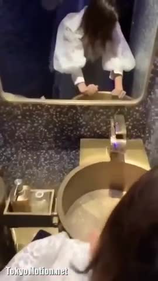スマホ個人撮影 新郎新婦っぽい…結婚式場のトイレでウェディングドレス捲ってハメてるレア動画ww