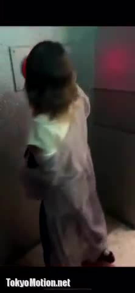 スマホ個人撮影 かなり酔ってます♪酔っ払いギャルが服めくってブラから巨乳こぼれるはみ乳首見せるおふざけ…w