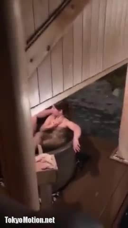 スマホ個人撮影 ヤバい気づかれたかもww旅館でのんびり露天風呂に入る女子達盗撮してたらこっち見られた…！