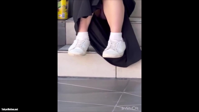 【盗撮動画】油断し過ぎな素人女子の”限りなくガチ”な座りパンチラ、動画共有サイトに再投稿される