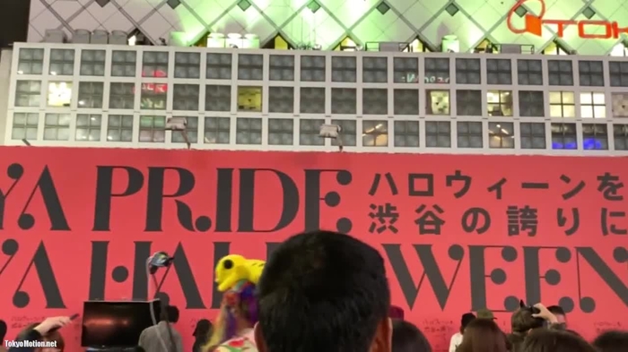 【盗撮動画】進撃のハロウィンコスプレパンチラ！ドスケベTバック娘の高画質逆さ撮りに大成功