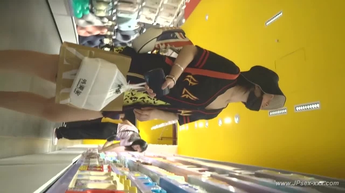 【盗撮動画】ショッピングモールでS級美女発見→早速逆さ撮りしてみたら思いの外可愛いフルバックパンティでした