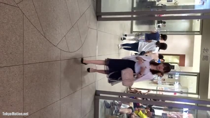 【盗撮動画】衝撃のスカートめくりパンチラ！黒髪清楚な美女のスカートの中はナチュスト越しの純白Pでした