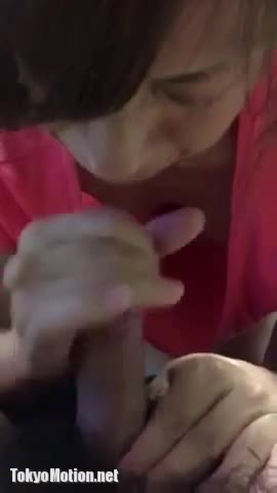 スマホ個人撮影 仲良さそうな夫婦♪献身的な嫁が舌出してザーメン待ち構える手コキ射精、、