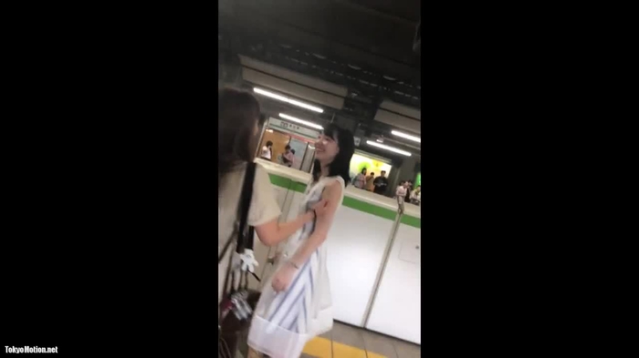 スマホ個人撮影 電車で清楚系お姉さんのノースリーブワンピからのぞくガッツリ食い込む青Tパンチラ逆さ撮り盗撮…！