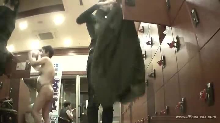 【盗撮動画】銭湯に現れたモデル級のS級美女さん、脱衣時から人目が気になって仕方ない模様