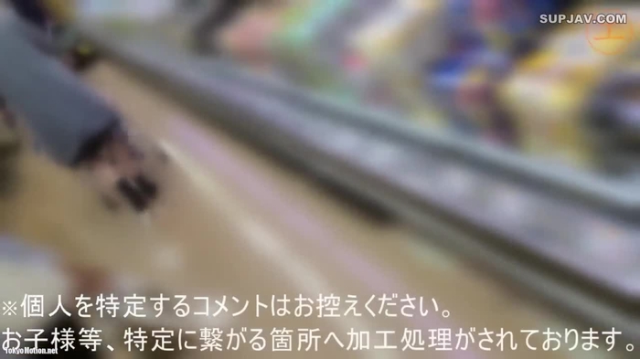 スマホ個人撮影 色白美肌な子連れ若妻をリンビングでパコって薄毛まんこに中出し！