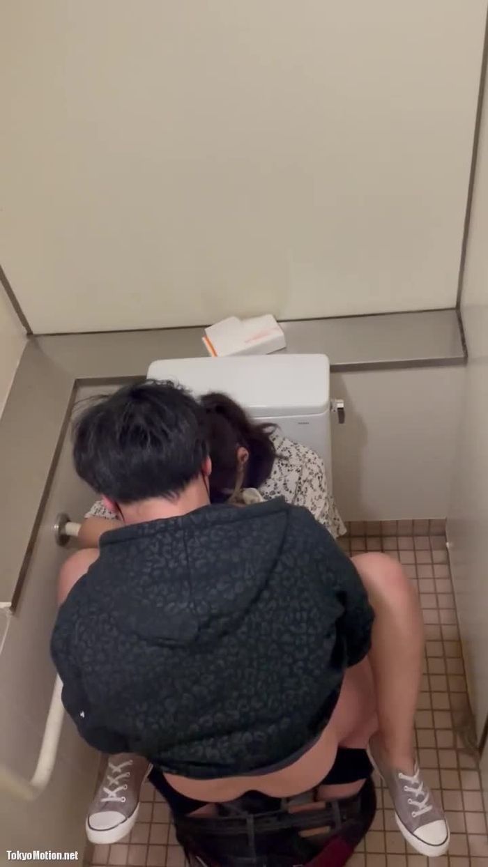 スマホ個人撮影 トイレでパコる発情カップルを上から盗撮、、