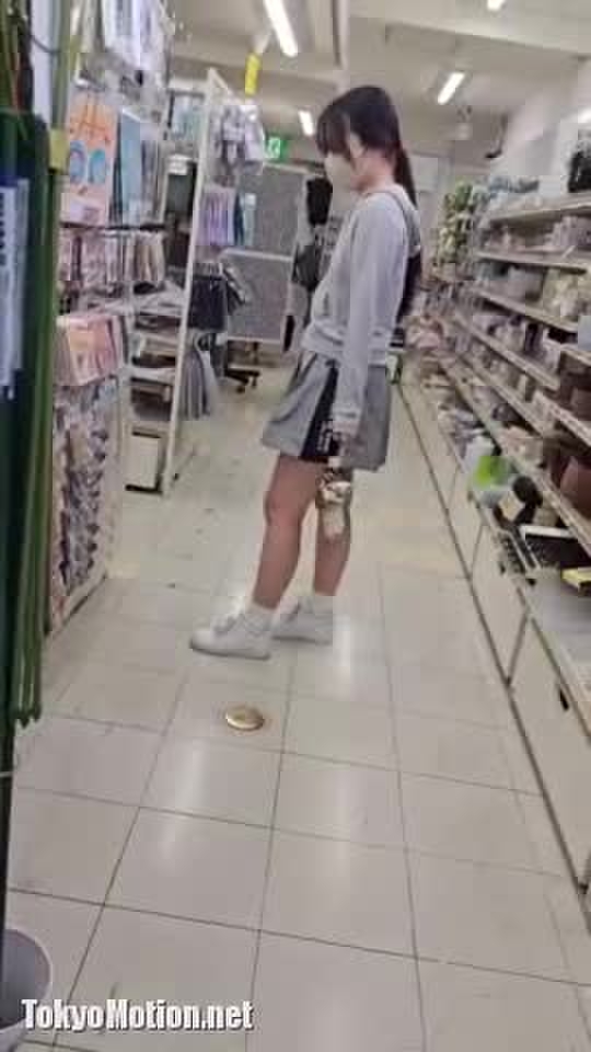 書店にいたホクロがかわいいノーブラ中学生
