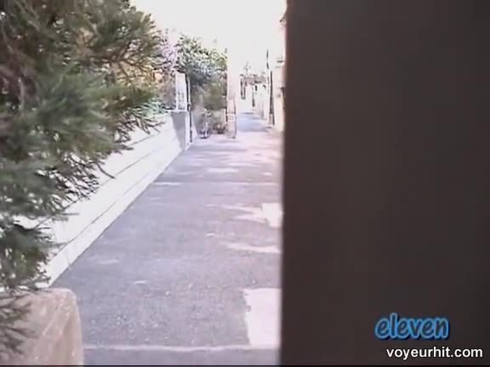 【盗撮動画】イイ女感丸出しギャルが痴漢に襲撃される犯罪記録映像。ミニスカの中身はまさかの縞パン