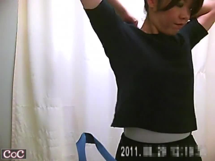 【盗撮動画】更衣室隠しカメラが捉えた女子の着替えの見事さ。それでも乳首はポロッちゃいます
