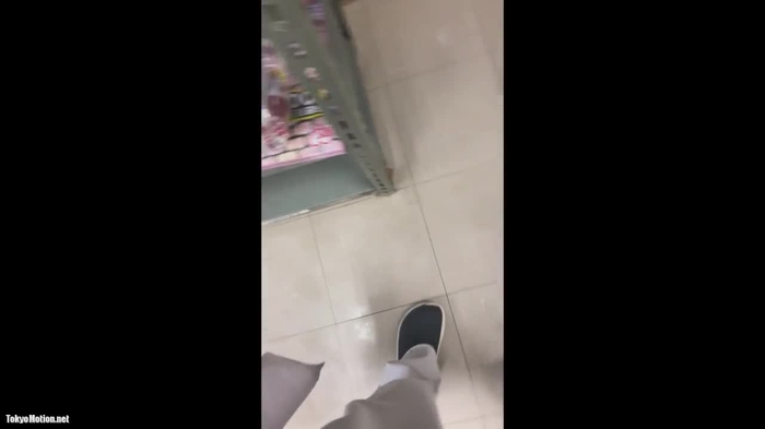 スマホ個人撮影 薬局バイトちゃんを黒パンスト越しのパンチラ逆さ撮り盗撮、、