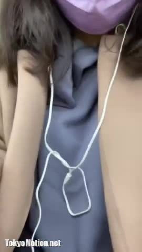 スマホ個人撮影 見つかったら完全アウト！電車でおま●こ大胆に露出してオナニーしてるノーパン娘、、
